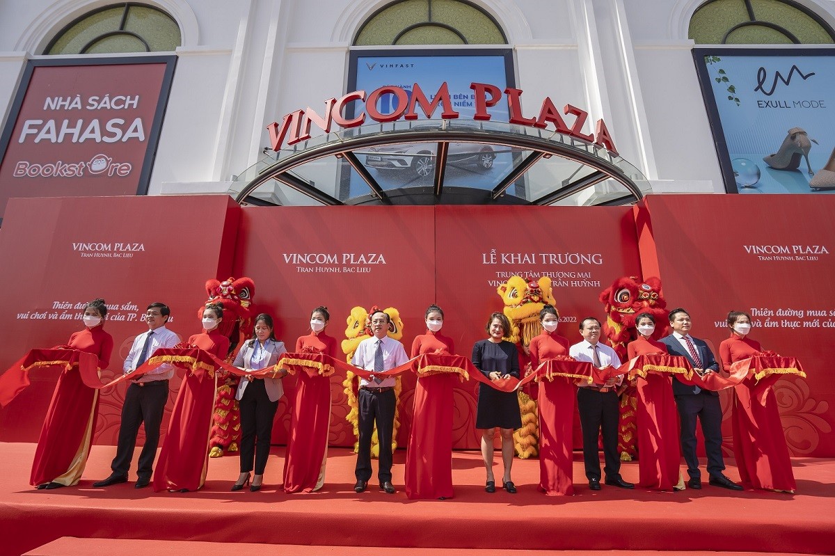Vincom đồng loạt khai trương 2 TTTM mới,  mang đến cho người dân tỉnh Tiền Giang và tỉnh Bạc Liêu điểm vui chơi, mua sắm hiện đại hấp dẫn.
