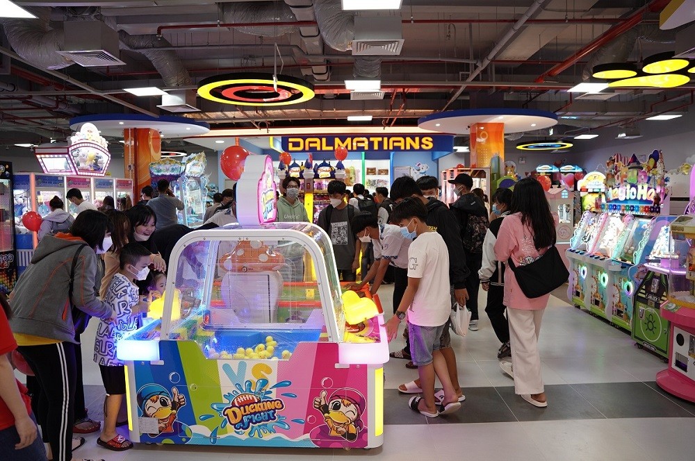 Đông đảo các bạn trẻ nô nức trải nghiệm các khu vui chơi trong TTTM Vincom Plaza.