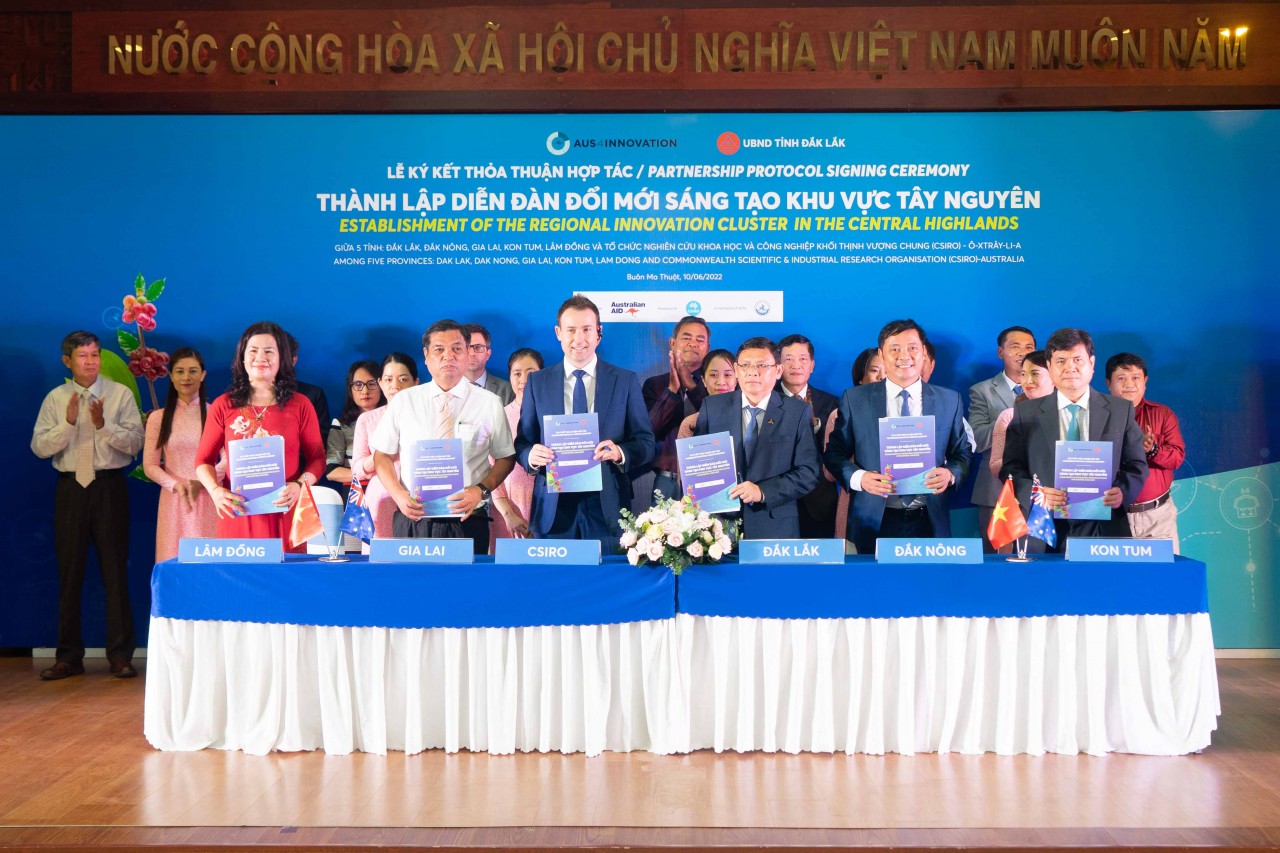 Lễ kí kết thoả thuận hợp tác cho Diễn đàn Đổi mới sáng tạo khu vực Tây Nguyên giữa đại diện của 5 tỉnh Tây Nguyên và đại diện của CSIRO, với sự chứng kiến của Phó Đại sứ Úc Mark Tattersall và Thứ trưởng Bộ Khoa học Công nghệ Trần Văn Tùng.