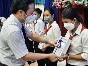 Hỗ trợ máy tính bảng cho học sinh phổ thông thuộc hộ nghèo, hộ cận nghèo