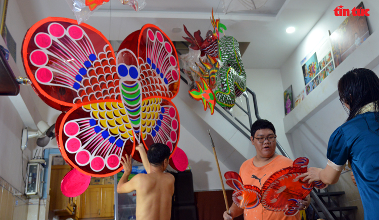 TP Hồ Chí Minh: Làng lồng đèn truyền thống Phú Bình nhộn nhịp mùa Trung thu Chú thích ảnh