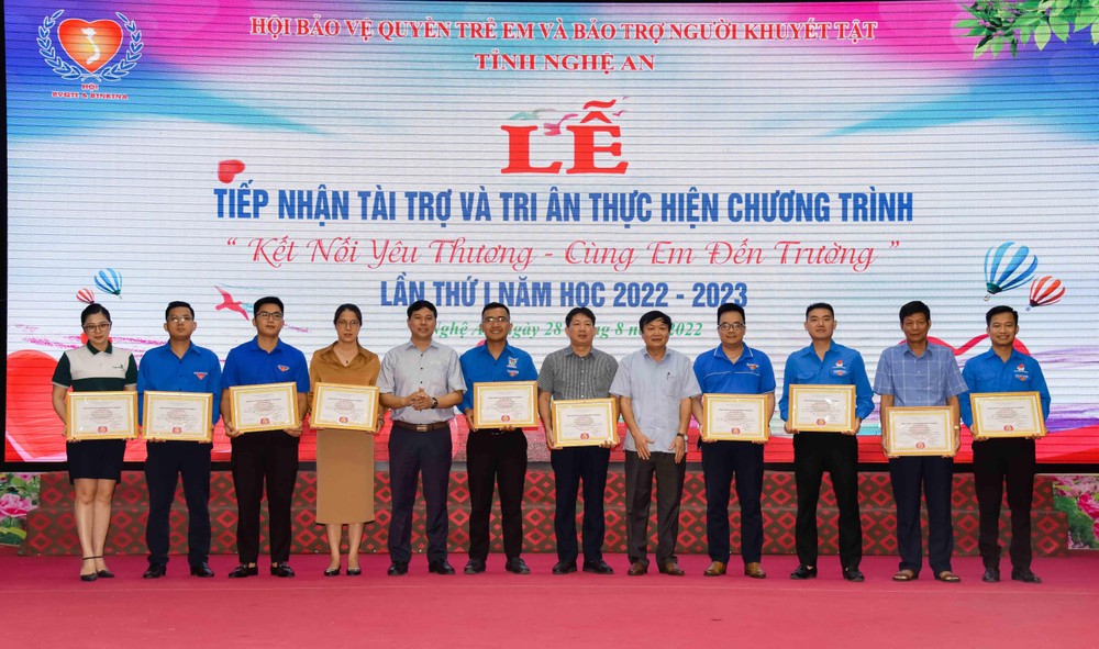 Nghệ An: Hơn 6,3 tỷ đồng ủng hộ Chương trình 'Kết nối yêu thương - cùng em đến trường' ảnh 4