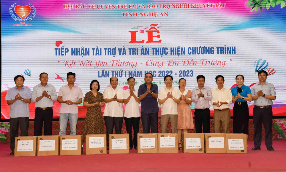 Nghệ An: Hơn 6,3 tỷ đồng ủng hộ Chương trình 'Kết nối yêu thương - cùng em đến trường' ảnh 5