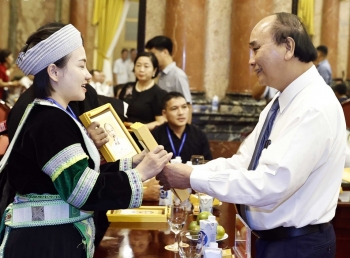 Chủ tịch nước gặp mặt đại biểu tiêu biểu đồng bào dân tộc thiểu số tỉnh Cao Bằng