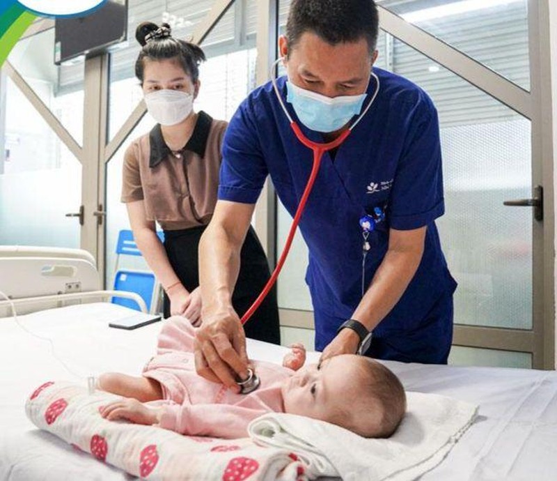 Hồi sinh sự sống cho bé gái người Lào bị hẹp khí quản phức tạp