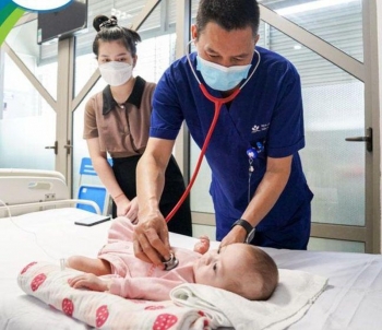 Hồi sinh sự sống cho bé gái người Lào bị hẹp khí quản phức tạp