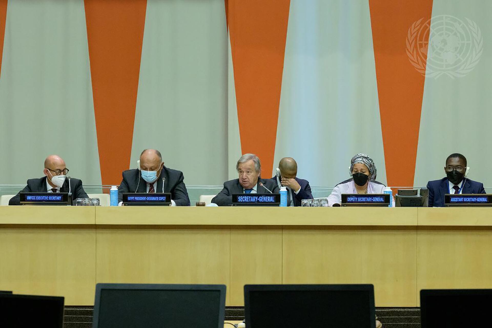 Tổng thư ký LHQ Antonio Guterres và Tổng thống Ai Cập Abdel Fattah el-Sisi đồng chủ trì tổ chức Phiên họp cấp cao về biến đổi khí hậu.