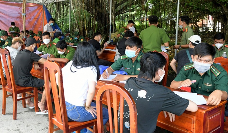 Vì sao người lao động rơi vào bẫy "việc nhẹ lương cao" ở Campuchia?