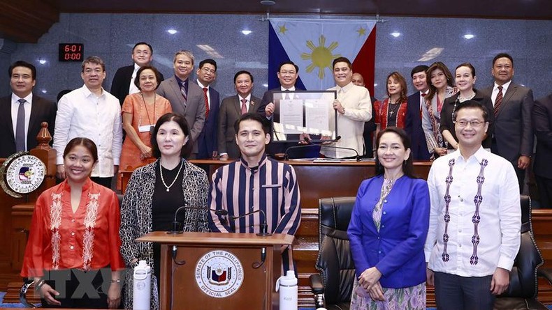 Chủ tịch Quốc hội Vương Đình Huệ hội đàm với Chủ tịch Thượng viện Philippines Juan Miguel Zubiri ảnh 2