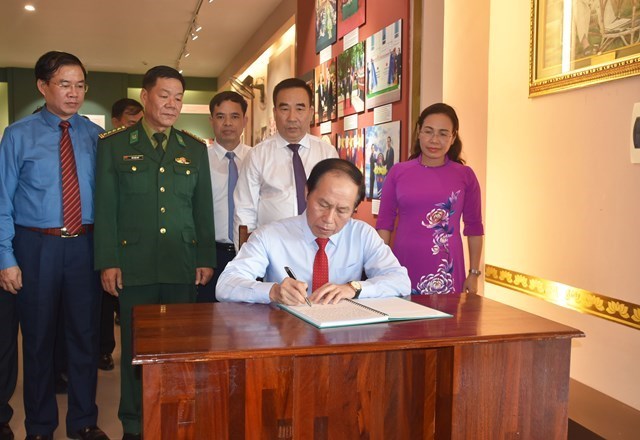 Vun đắp mối quan hệ hữu nghị vĩ đại Việt Nam - Lào mãi mãi xanh tươi, đời đời bền vững