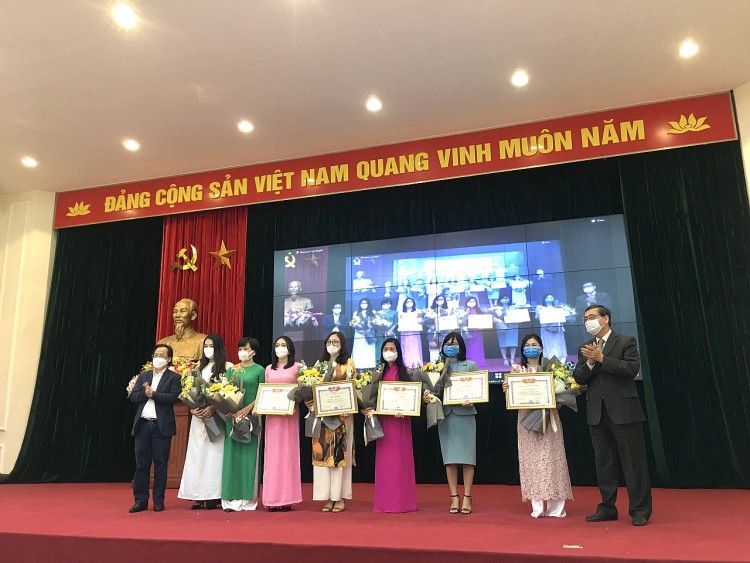 Trao Giấy khen cho các tập thể, cá nhân có thành tích xuất sắc trong Cuộc thi 