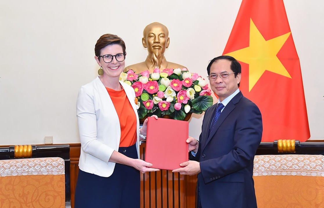 Bộ trưởng Ngoại giao Bùi Thanh Sơn tiếp bà Angela Pratt, Đại diện mới của WHO đến trình Thư Ủy nhiệm