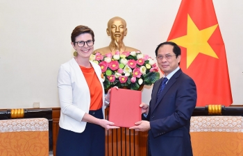 Bộ trưởng Ngoại giao Bùi Thanh Sơn tiếp bà Angela Pratt, Đại diện mới của WHO đến trình Thư Ủy nhiệm