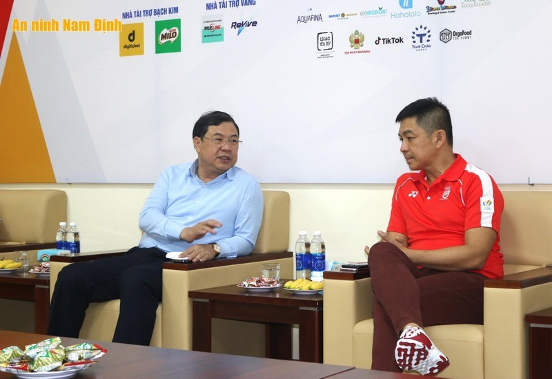 Ông Phạm Gia Túc - Bí thư Tỉnh ủy Nam Định tiếp chuyện ông Tan Chuan-Jin, Chủ tịch Quốc hội Singapore. Ảnh: VPCP