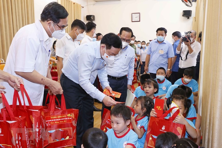 Chủ tịch Quốc hội tặng quà trẻ em có hoàn cảnh đặc biệt tại TP.HCM. Ảnh: TTXVN Chủ tịch Quốc hội tặng quà trẻ em có hoàn cảnh đặc biệt tại TP.HCM. Ảnh: TTXVN