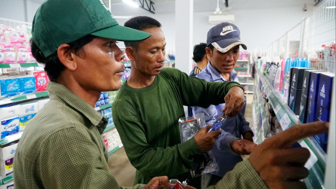 Người dân Campuchia rất thích đi siêu thị Việt. Ảnh: Lê Nam
