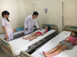 Gần 60 học sinh tiểu học TP.HCM nhập viện nghi bị ngộ độc thực phẩm