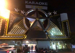 Phát hiện nhiều hung khí và ma tuý trong quán karaoke 5 Sao