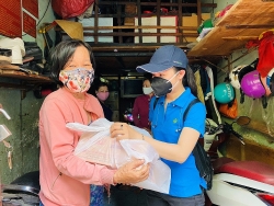 Trao tặng 5.000 phần quà đến những người có hoàn cảnh khó khăn tại TP.HCM.