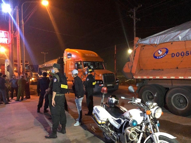 giam doc cong an tinh dong nai xuyen dem vay bat doan xe chay am am tren quoc lo