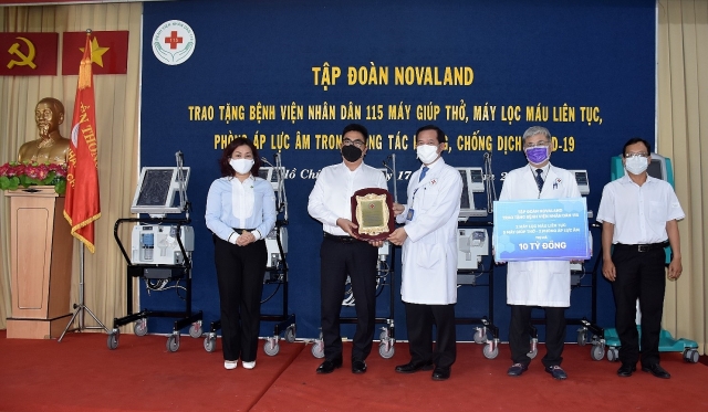trao tang trang thiet bi y te cap thiet novaland dong hanh cung viec tang toc trong cuoc dua day lui dich benh covid 19