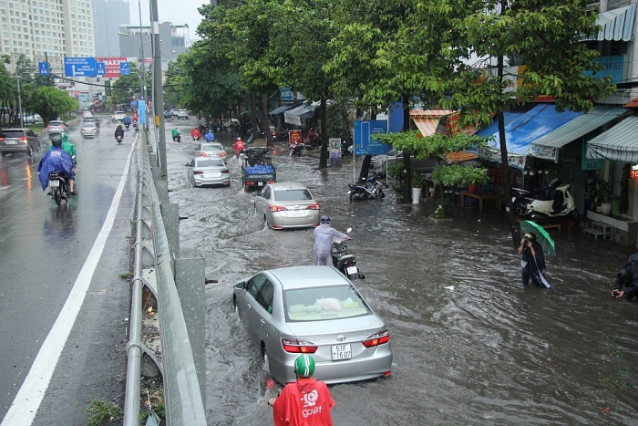 mua keo dai nhieu con duong o sai gon hoa song