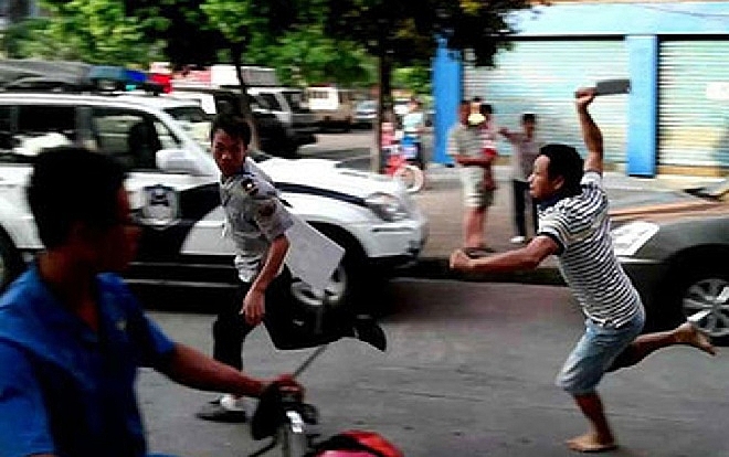 nhom nguoi cam ma tau truy sat nam sinh truoc cong truong