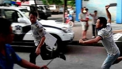 Nhóm người cầm mã tấu truy sát nam sinh trước cổng trường