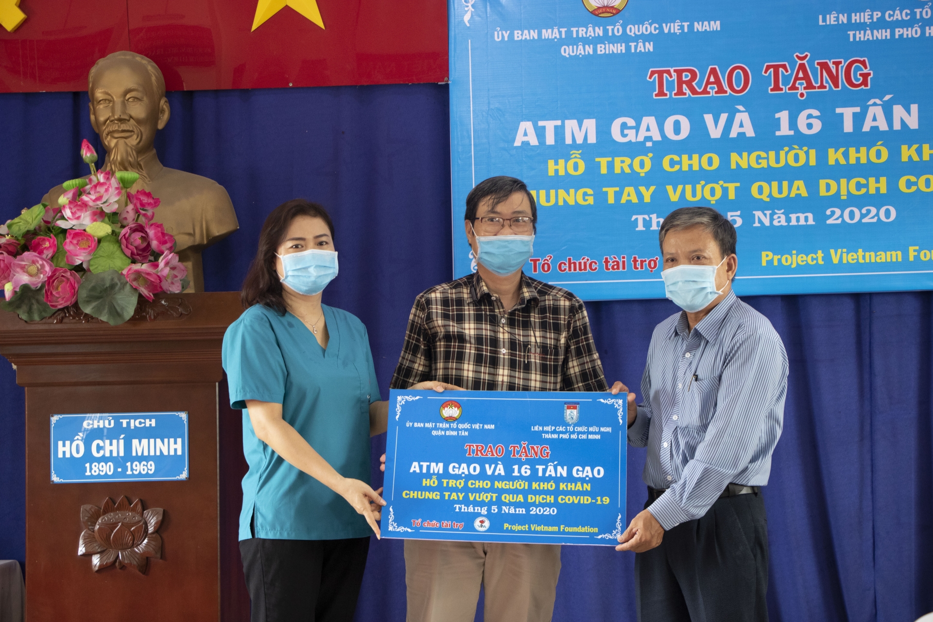 HUFO trao ATM gạo cùng 16 tấn gạo cho người dân có hoàn cảnh khó khăn do dịch Covid- 19