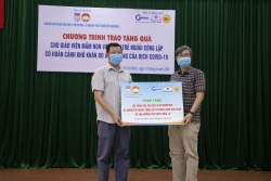hufo hoi huu nghi viet nam singapore thanh pho ho chi minh trao tang 10000 khau trang giup nuoc ban phong chong covid 19