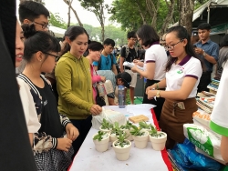 Đổi sách cũ, vỏ hộp sữa lấy cây xanh tại Ngày hội sống xanh 2019