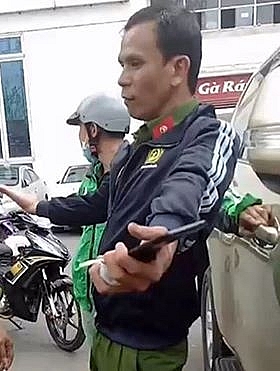 gia canh sat hinh su trom xe may trong sieu thi