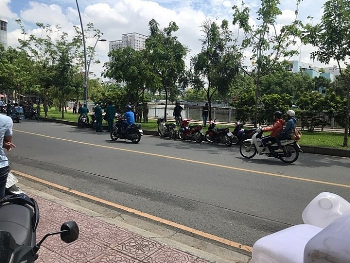 nguoi dan ong nhay kenh nhieu loc tu tu sau khi kham benh o sai gon