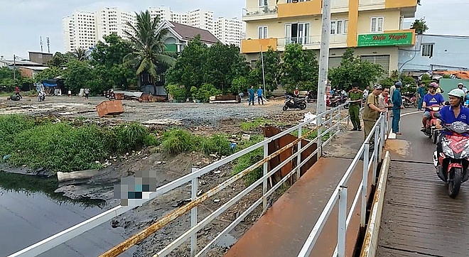 nguoi phu nu tu vong tren khoi be tong duoi kenh o tphcm