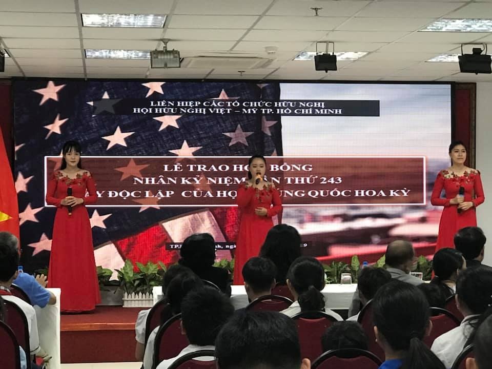 hoi huu nghi viet my trao 100 hoc bong cho hoc sinh kho khan o tphcm