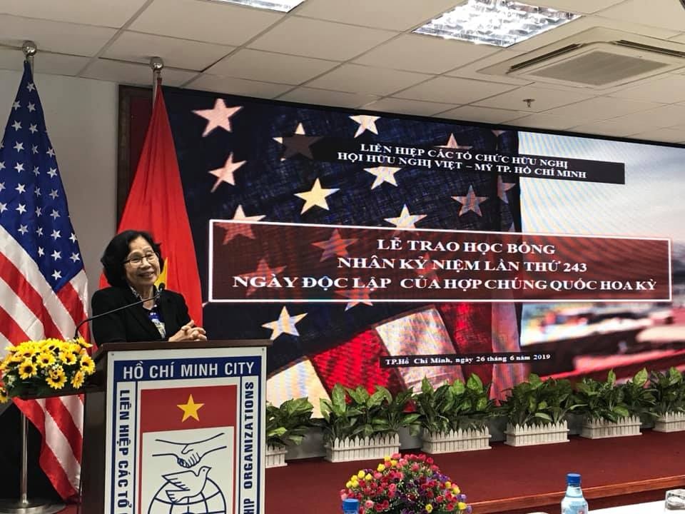 hoi huu nghi viet my trao 100 hoc bong cho hoc sinh kho khan o tphcm
