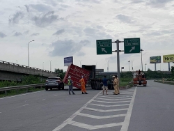 Thùng container lật đè trúng ô tô trên đường dân cao tốc, tài xế thoát chết thần kì