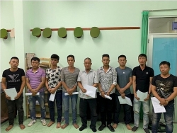 Bị nhóm côn đồ tấn công, cảnh sát nổ hơn chục phát súng trấn áp