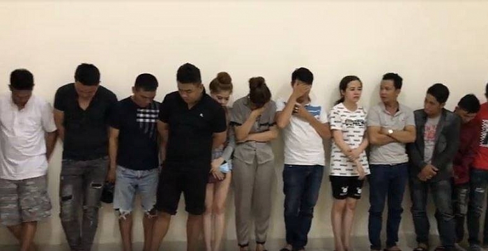 hang chuc nam thanh nu tu phe ma tuy trong quan karaoke o tphcm