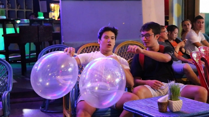 nhieu thanh nien su dung bong cuoi tren pho tay bui vien