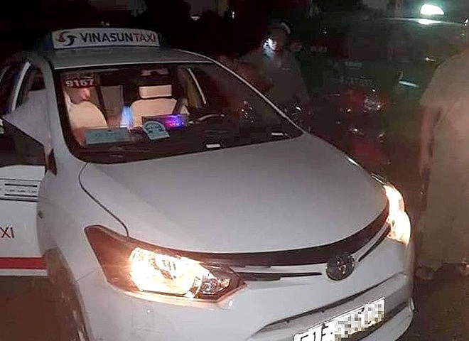tai xe taxi bi cua co cuop tai san trong dem o long an