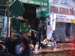 Buồn ngủ, tài xế container lao vào ngân hàng, đâm sập tường nhà dân