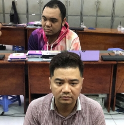 Anh em ruột gọi cô gái đến nhà, ép chuyển 200 triệu đồng
