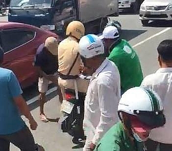 thanh nien nghi ngao da cam dao de doa nguoi dan ven duong o binh duong