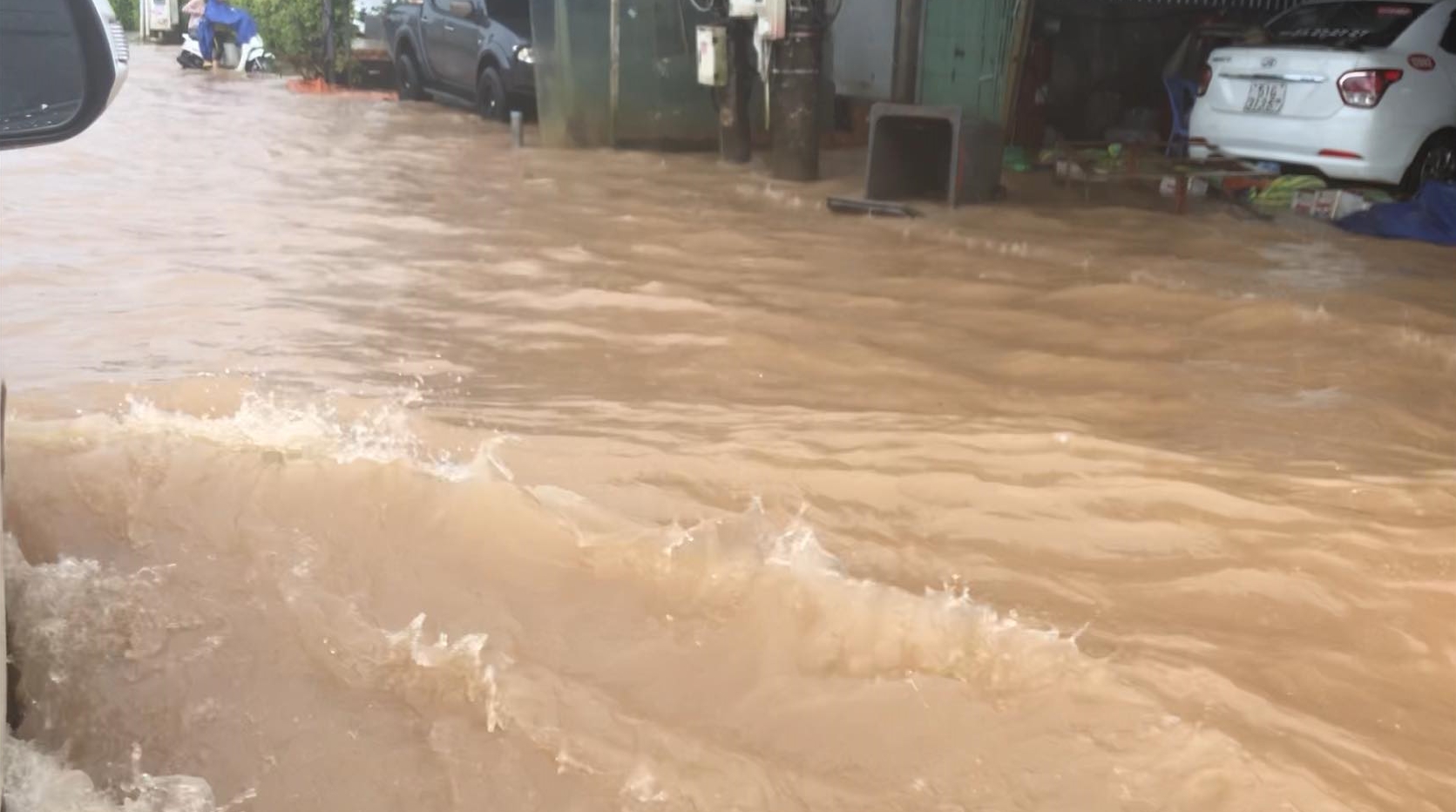 phu quoc lai chim trong bien nuoc sau con mua keo dai 2 gio dong ho