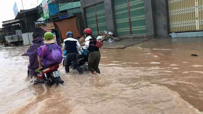 phu quoc lai chim trong bien nuoc sau con mua keo dai 2 gio dong ho
