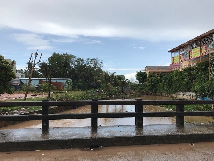 phu quoc lai chim trong bien nuoc sau con mua keo dai 2 gio dong ho