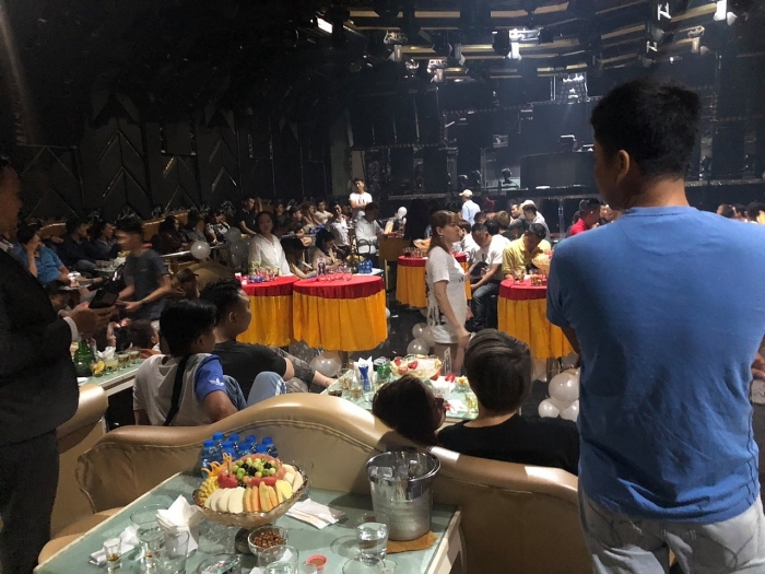 hang chuc nam thanh nu tu duong tinh voi ma tuy trong quan bar o tphcm