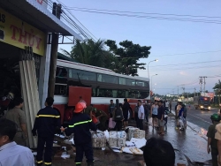 Va chạm với xe tải, xe khách Thành Bưởi đâm vào cửa hàng bán gas