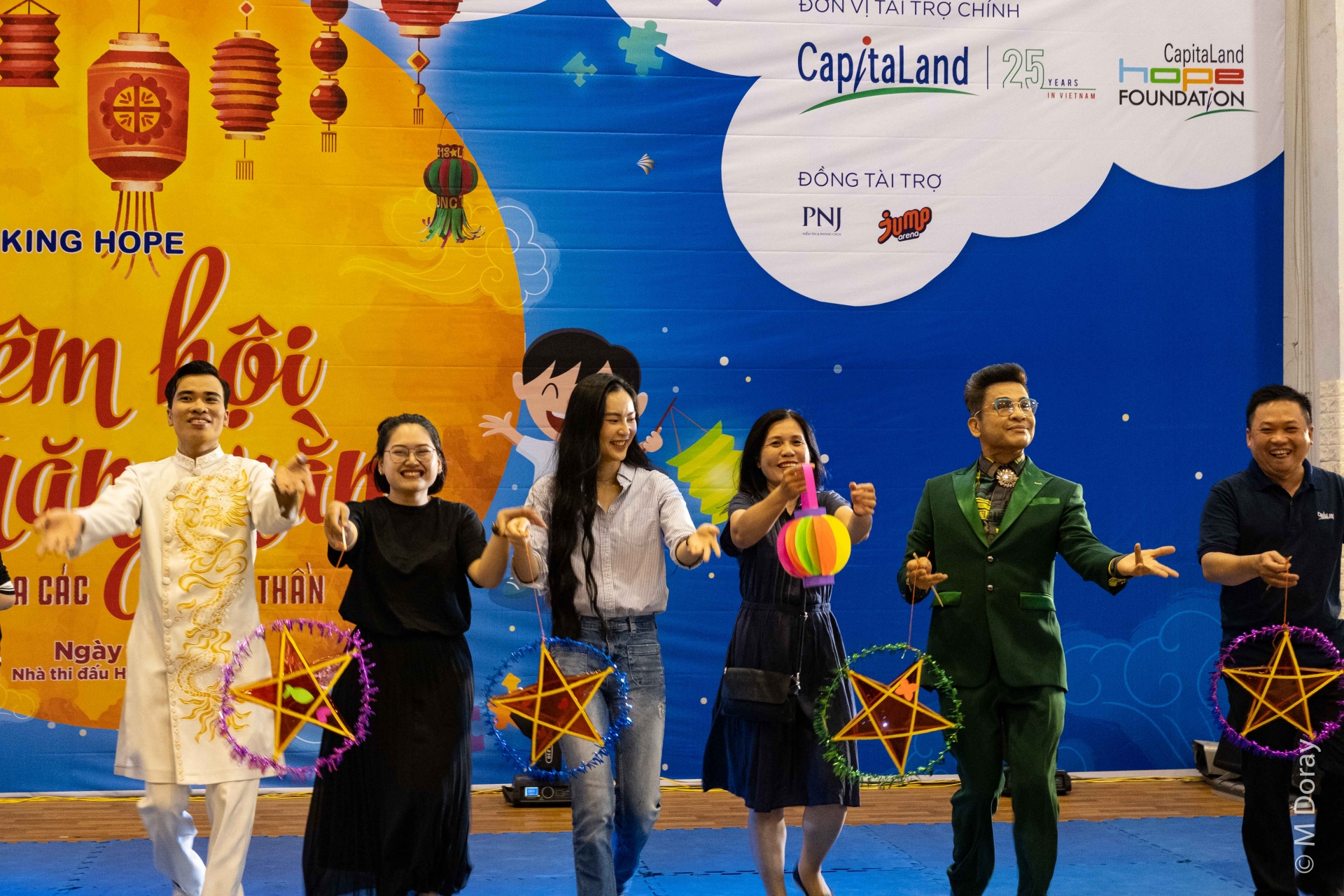 dem hoi trang ram cho hon 300 tre tu ky nhung thien than dac biet